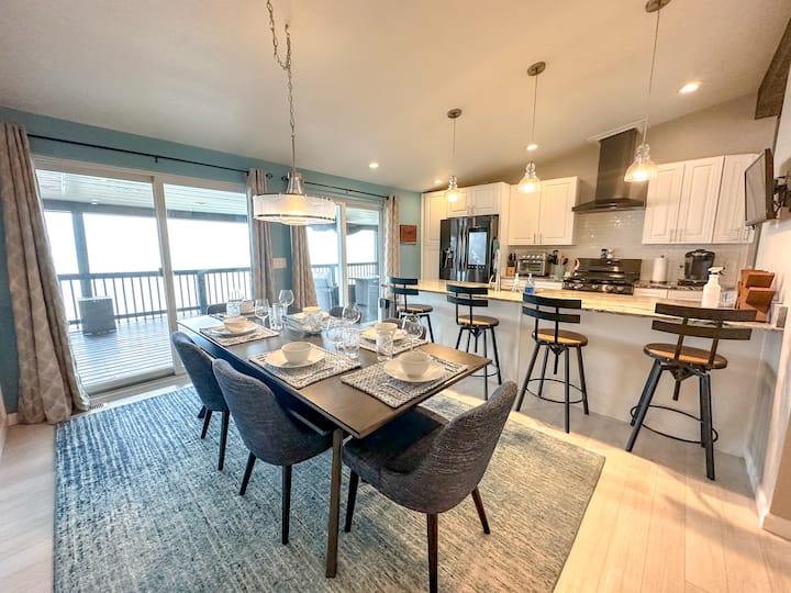 On the Lake! Waterfront 5 Bedroom Home