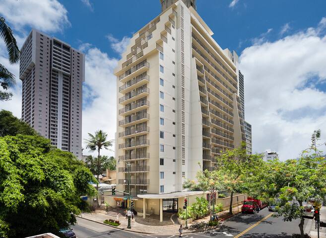 Seaside Dream! 2 Units Near Waikiki Beach, Pool! gallery image 4