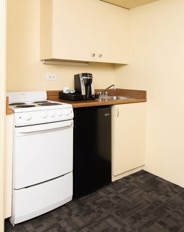 Rare Find! 2 Classy Units w/ Kitchenettes, Pool! gallery image 5