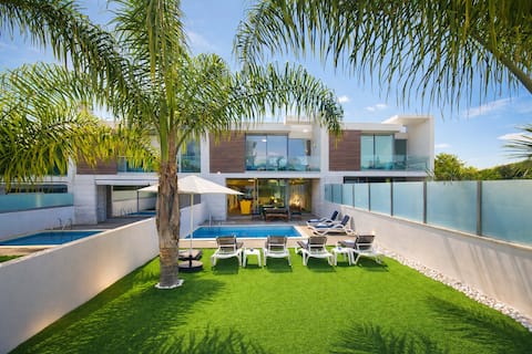 Moon by Check-in Portugal