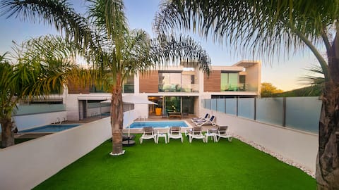 Moon by Check-in Portugal