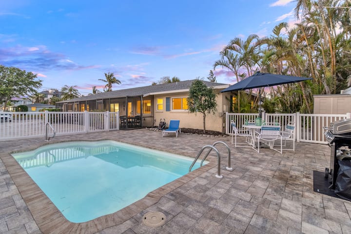 Seahorse Cabana | Walk To Crescent Beach! - Siesta Key, FL