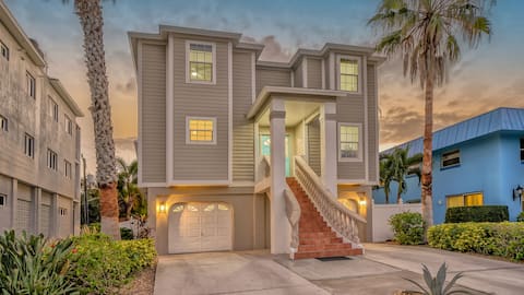 Escape | Walking Distance to SK Beach!