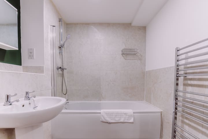 Spacious 3 bedroom apartment in City Centre gallery image 2