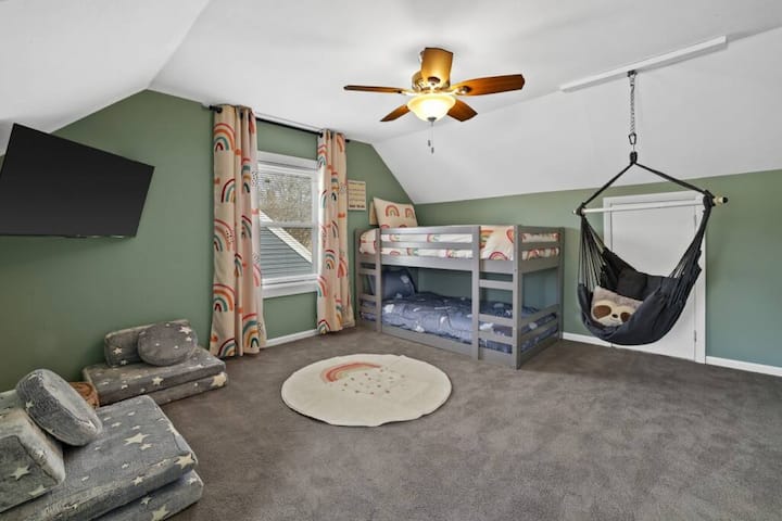 Chumba cha Upinde wa mvua! Twin bunks na nugget & Roku TV