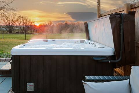 20 min to Sight& Sound*game room*patio*hot tub