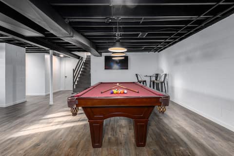 Game room*Hot tub*Firepit*2 mi to Kitchen Kettle