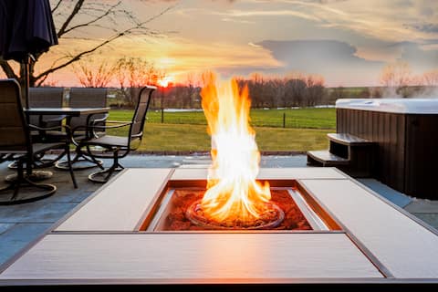 20 min to Sight&Sound*game room*hot tub*patio*BBQ