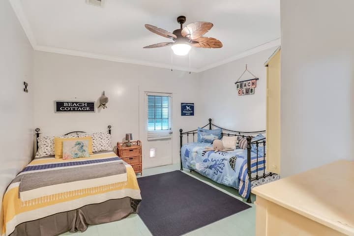 Dormitorio de invitados con camas completas, camas individuales y nido