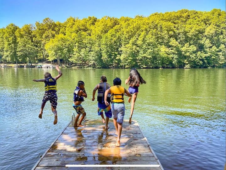 Lakefront & dock· 6BR/Sleeps 18/Wildcat Winner