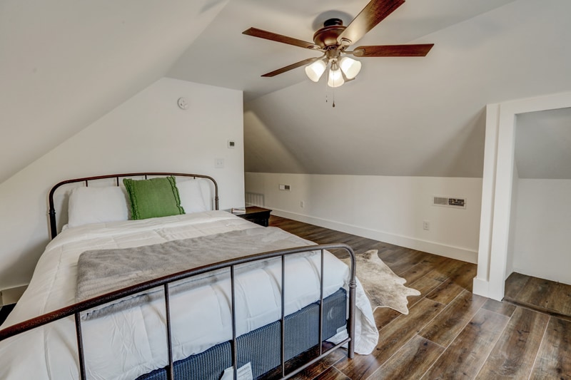 Upper master queen bedroom