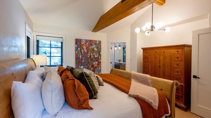 Nivel superior: dormitorio principal con cama king y baño privado.