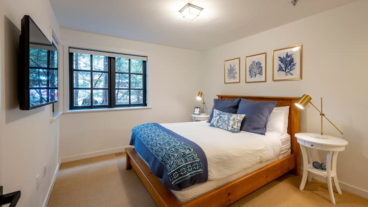 Nivel inferior: segundo dormitorio con cama tamaño queen y baño