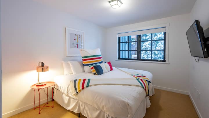 Nivel inferior: tercer dormitorio con cama tamaño king o 2 camas individuales más una cama individual adicional bajo petición