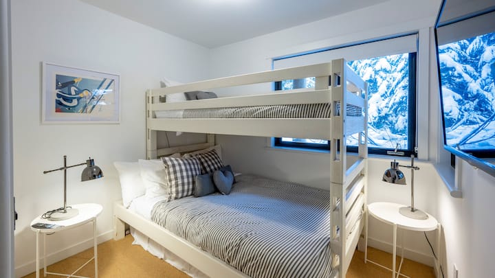 Nivel inferior - Cuarto dormitorio con Tri-Bunk (individual sobre doble)