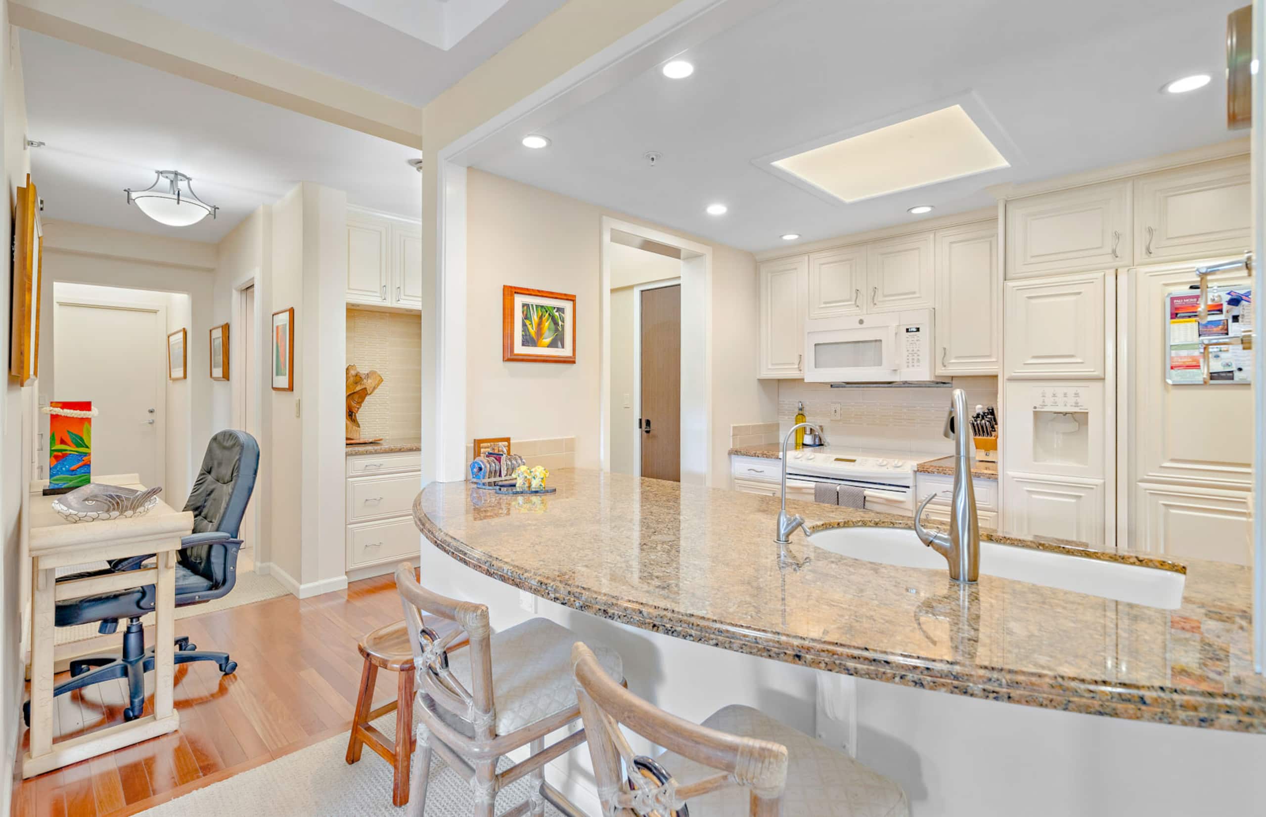 Condo in Lahaina · ★4.75 · 2 bedrooms · 2 beds · 2 baths - Image 13