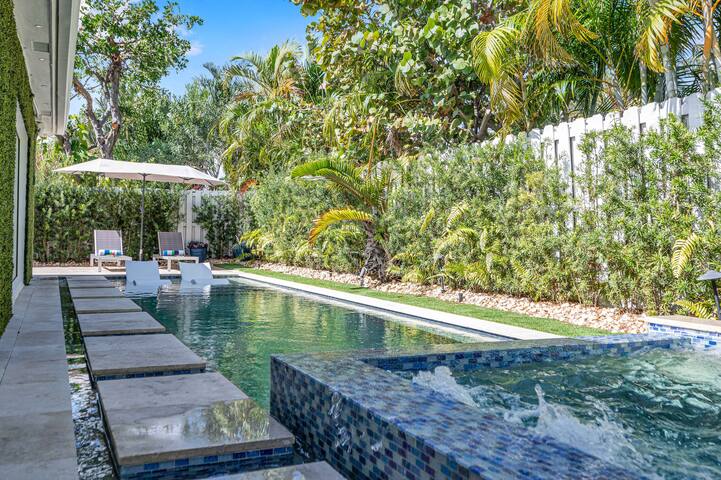 Walk to Beach | Modern Oasis | Ocean Mist Key gallery image 3