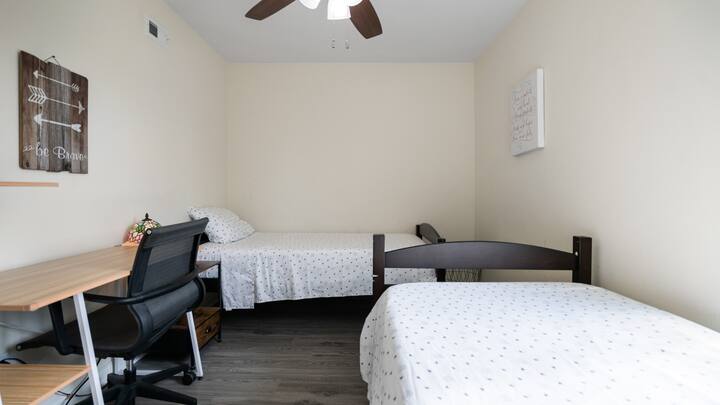 Საძინებელში (3) არის ორადგილიანი საწოლები დამტენი სადგურებით