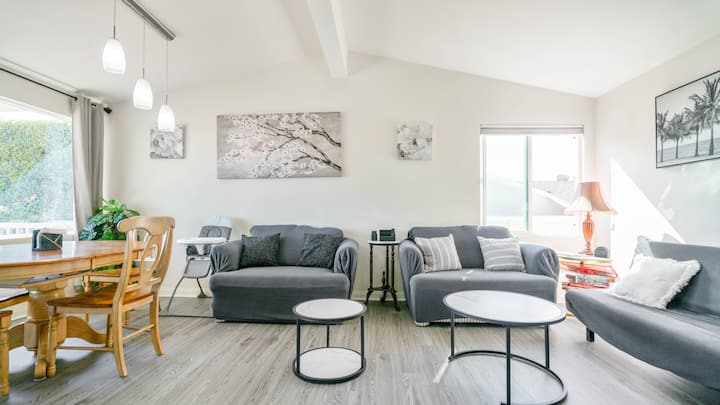 Დიდი საოჯახო მოსასვენებელი სივრცე 2 გასაშლელი დივნით