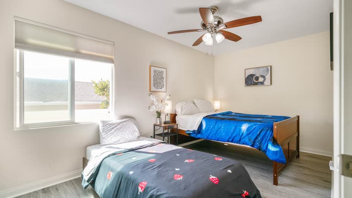 Საძინებელში (2) არის კომფორტული სავსე და ორადგილიანი საწოლები