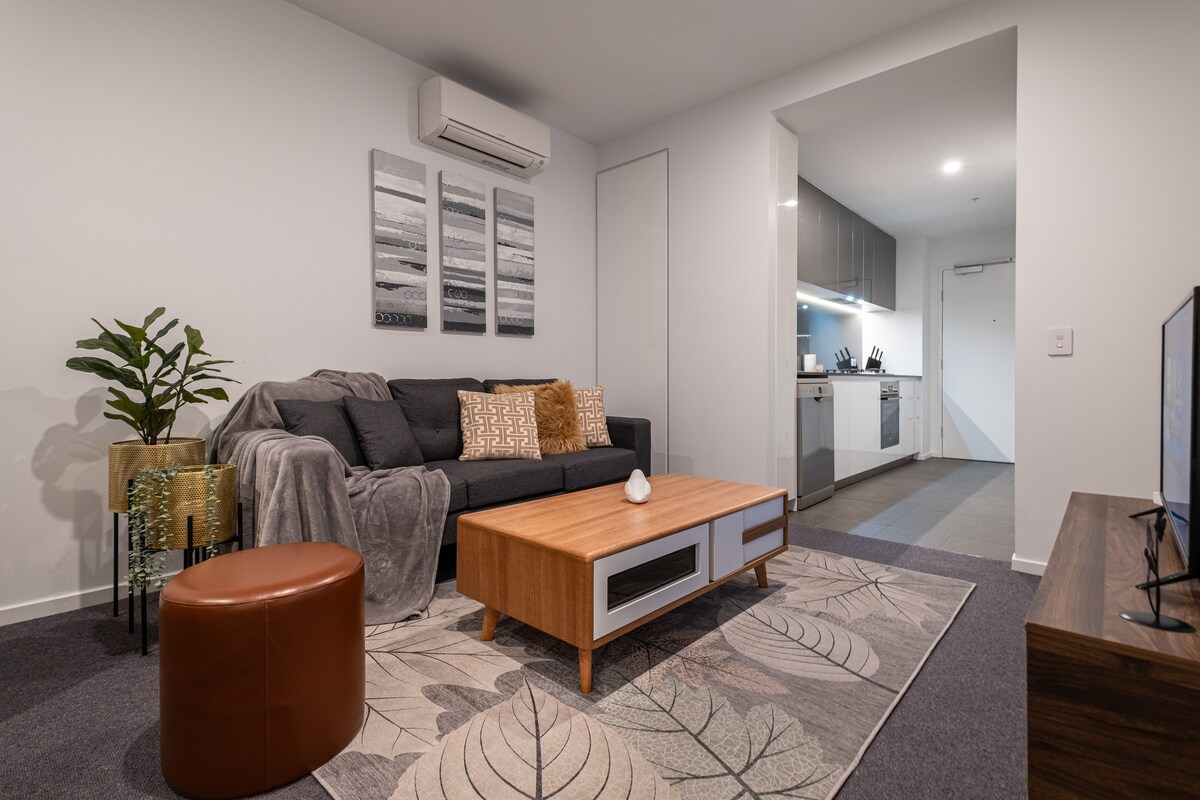 Top Airbnb: Footscray pool pleasant &Bright 2BR2BA apt in Footscray