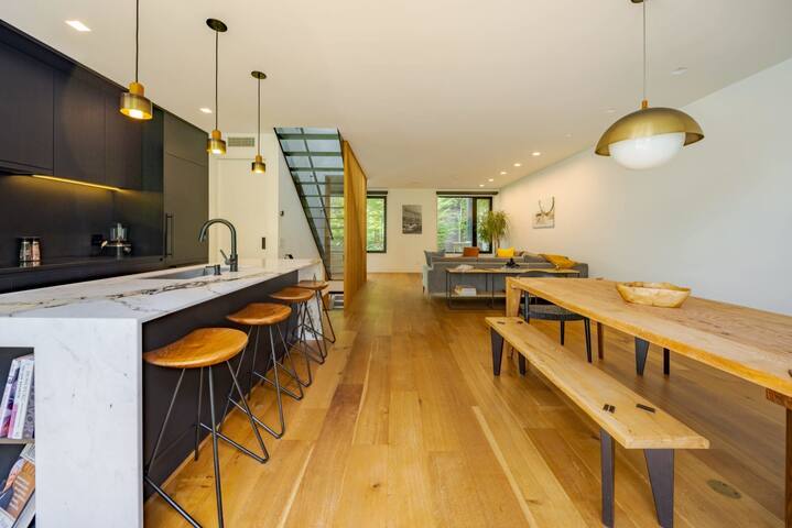 Empire House by RoveTravel | 3BR TH w/ Courtyard gallery image 2