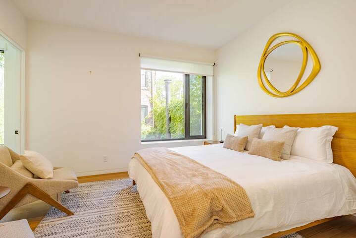 Empire House by RoveTravel | 3BR TH w/ Courtyard gallery image 4