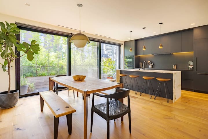 Empire House by RoveTravel | 3BR TH w/ Courtyard