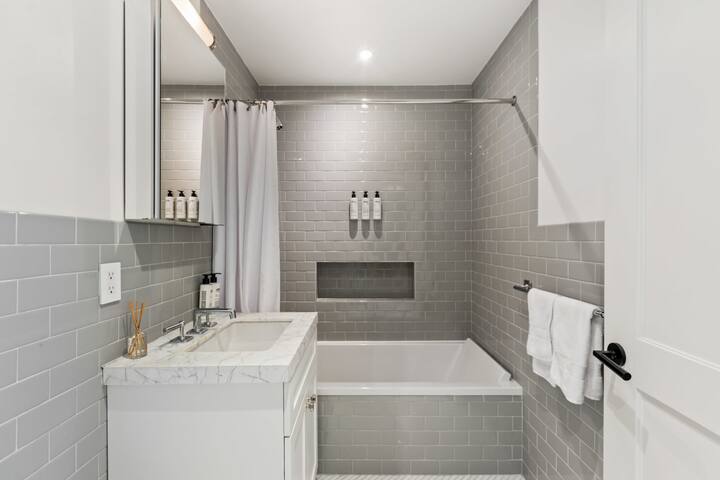 Highland Place I by RoveTravel | Luxury NoMad 3BR gallery image 4