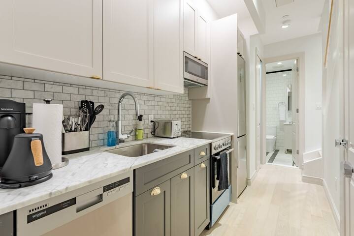 Salisbury I by RoveTravel | 4BR Apt. in Lenox Hill gallery image 3