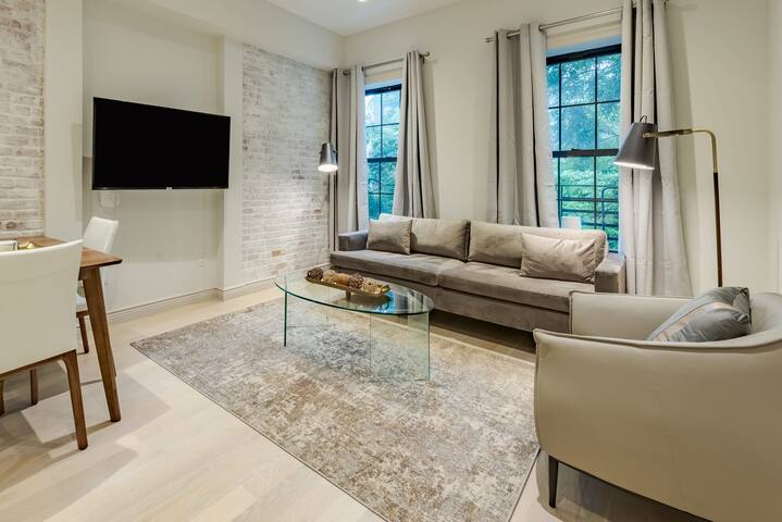 Salisbury I by RoveTravel | 4BR Apt. in Lenox Hill gallery image 2