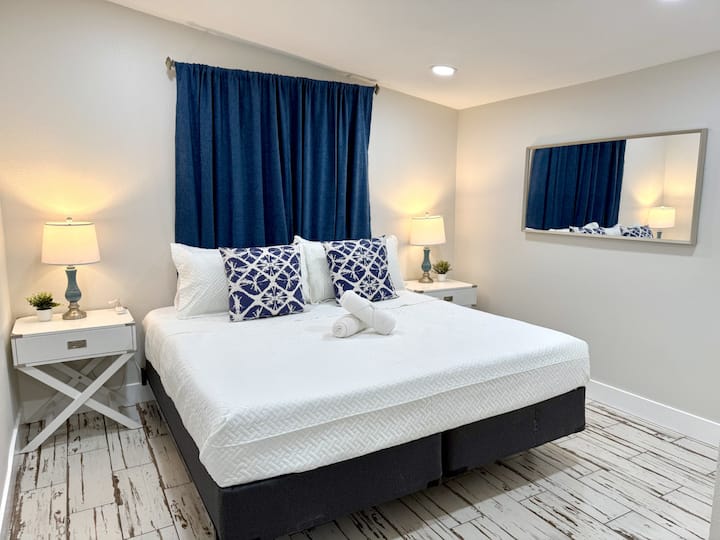 ห้องนอนคิงไซส์พร้อมแสงสว่างนุ่มนวลและผ้าปูที่นอนสะอาด