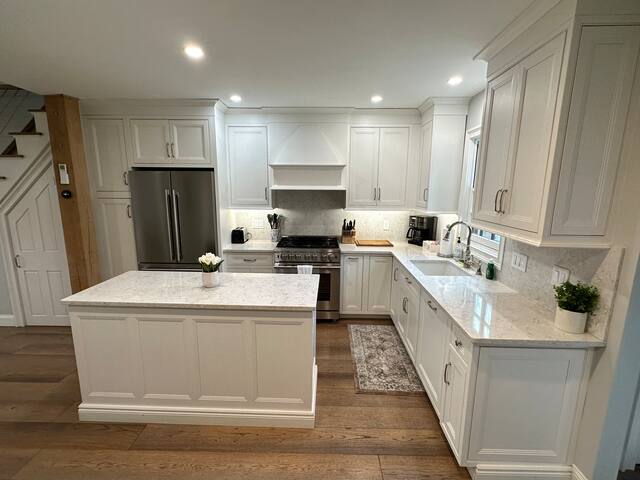 Beautifully Renovated 2 Bed 2 Bath Private Home gallery image 2