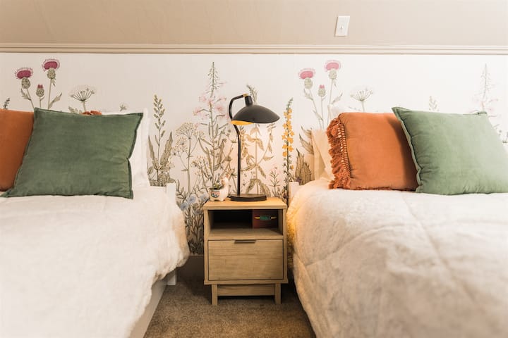 Спалнята с две отделни легла е оборудвана с скрин, огледало и гардероб с игри и снегоходки.