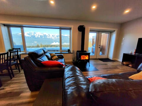 Stay Golden - Bugaboo House. amazing hot tub view