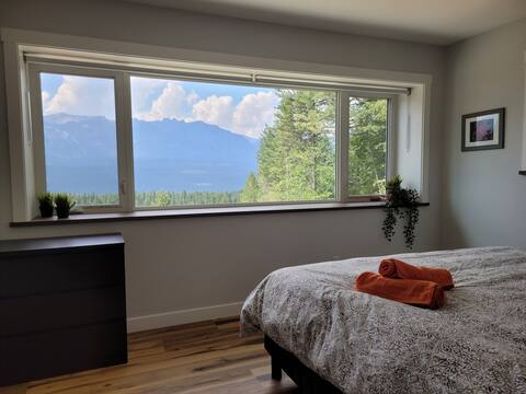 Stay Golden - Bugaboo House. amazing hot tub view