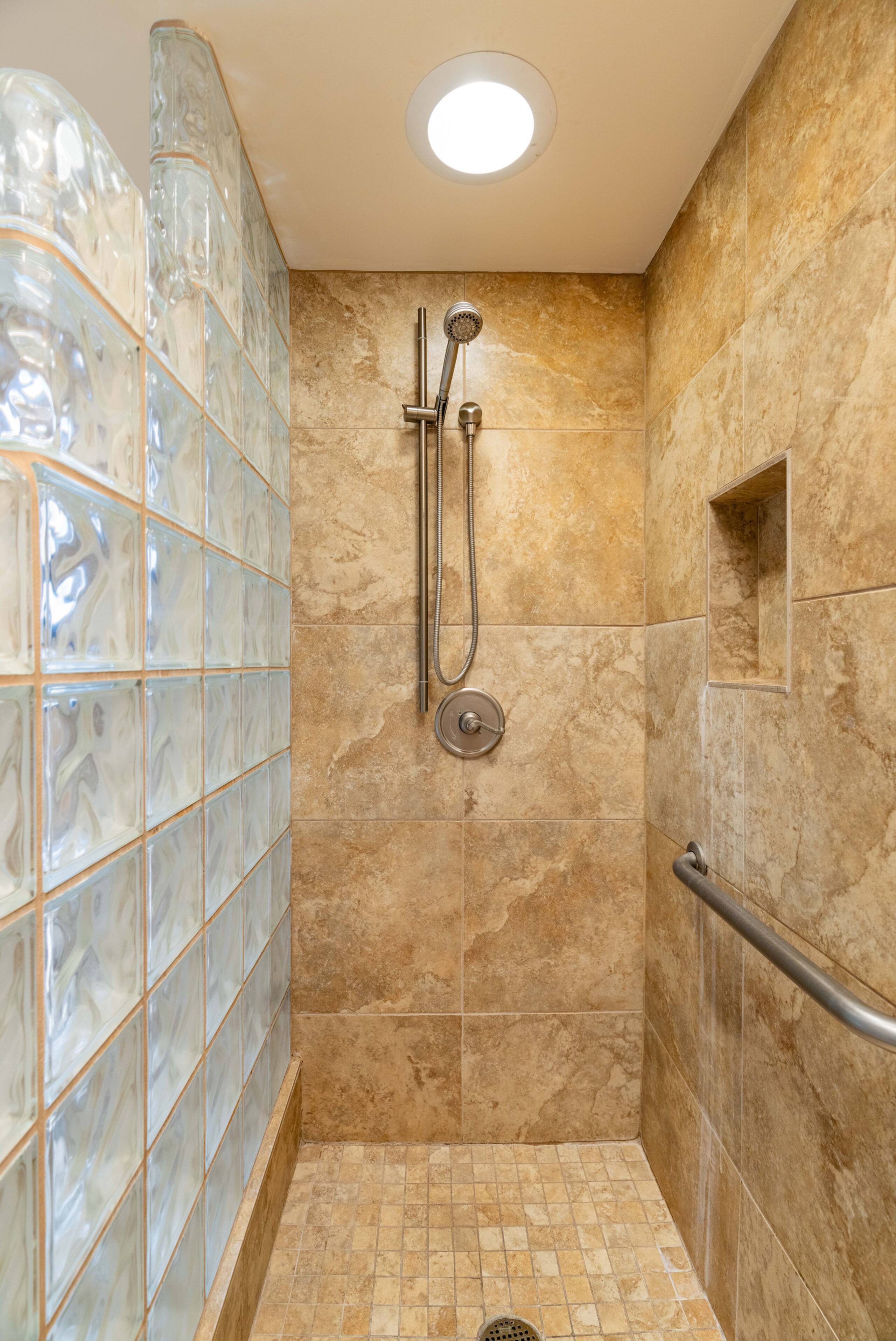 Condo in Waimea · ★4.33 · 2 bedrooms · 4 beds · 2.5 baths - Image 11