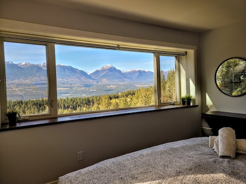 Stay Golden- Monashee House. sleeps 10, hot tub