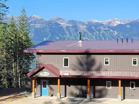 Stay Golden- Monashee House. sleeps 10, hot tub