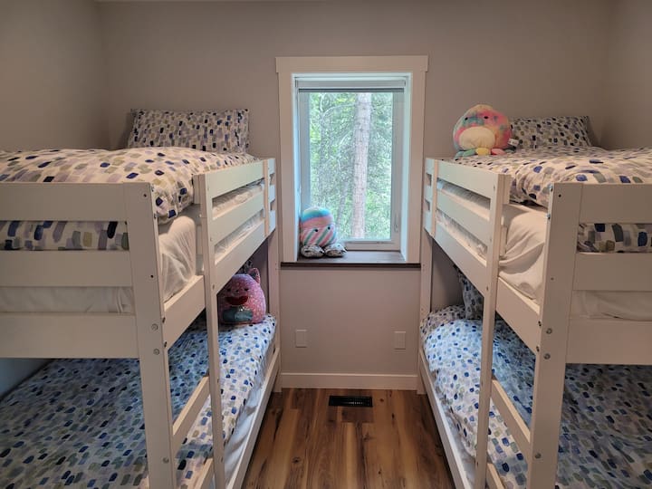 ห้องเตียงสองชั้นโมนาชีเตียงแฝด 4 หลัง