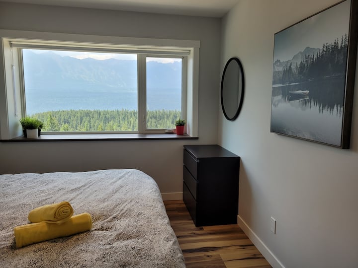 Valhalla bedroom 2, king bed