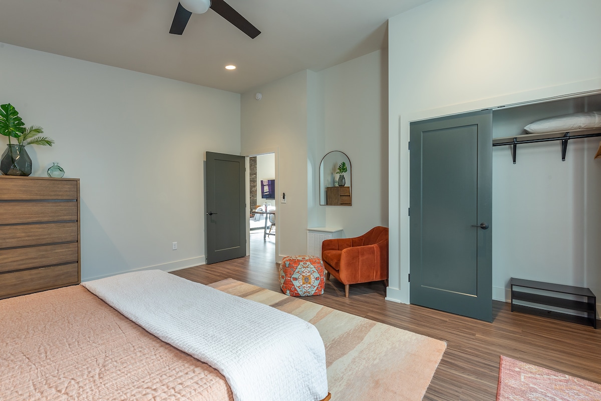 Immerse yourself in the tranquility of this modern bedroom, with a very comfortable king-size bed for ultimate relaxation, a spacious closet for all your belongings, and a cozy chair that lets you savor the mountain experience to the fullest.