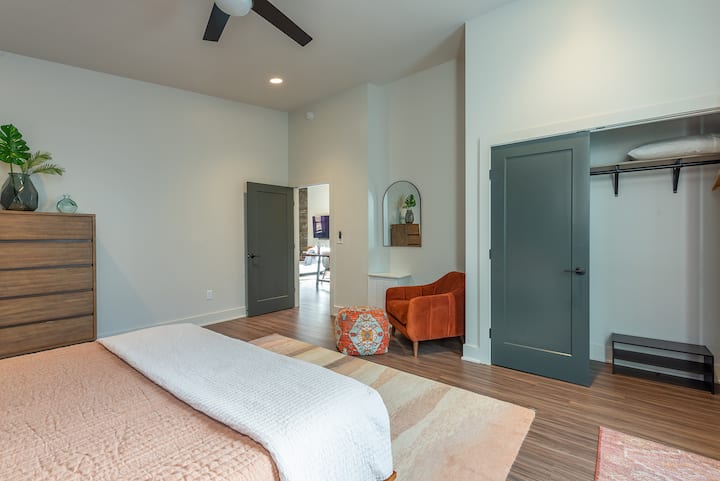 Immerse yourself in the tranquility of this modern bedroom, with a very comfortable king-size bed for ultimate relaxation, a spacious closet for all your belongings, and a cozy chair that lets you savor the mountain experience to the fullest.