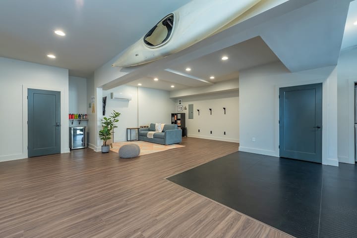 Mountain Biker's Haven: Spacious workshop on the lower level with bike racks and a relaxing lounge for bikers. Comfy Queen sleeper sofa that sleeps 2