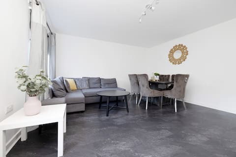 Popular Airbnb listing: Stylish House with Garden & Parking in Southside