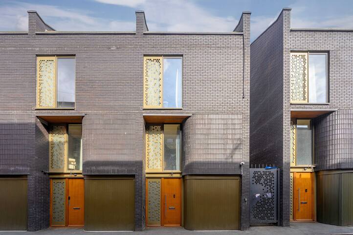 City SuperHost Luxury Canal Street Villa gallery image 2