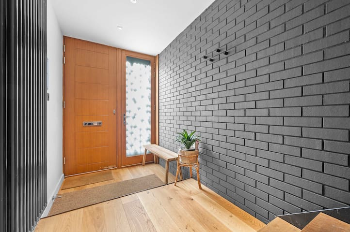 City SuperHost Luxury Canal Street Villa gallery image 3