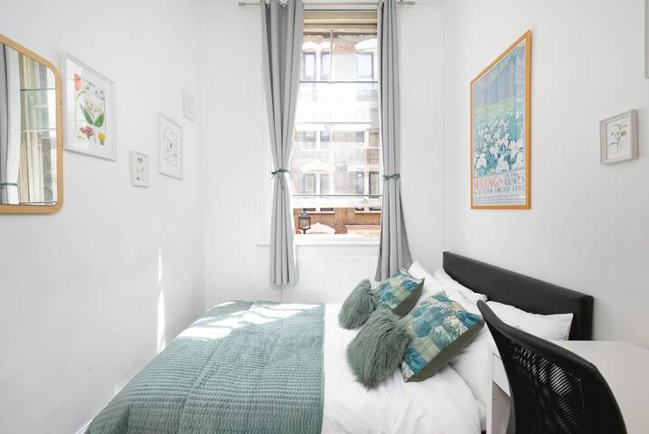 Covent Garden | Glamorous Two-Bedroom Apartment gallery image 4