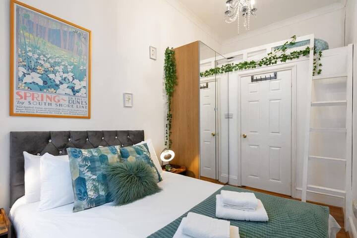 Covent Garden | Glamorous Two-Bedroom Apartment gallery image 5