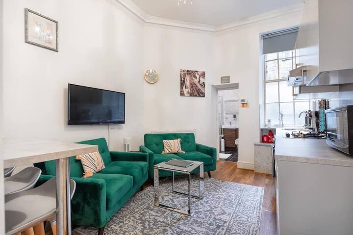 Covent Garden | Glamorous Two-Bedroom Apartment gallery image 2